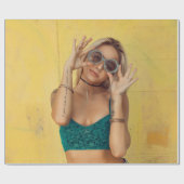 Papier Cadeau Femme en bralette bleue tenant des lunettes de sol (Plat)