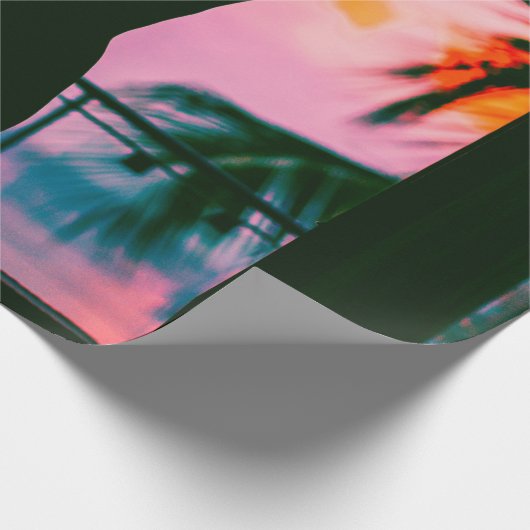 Papier Cadeau Femme en débardeur noir et pantalon debout sur le (Coin)