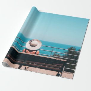 Papier Cadeau Femme en paille blanche casquette assise sur un ba