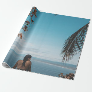 Papier Cadeau Femme portant le bikini noir robinet nageant sur l