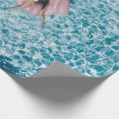 Papier Cadeau Femme sur bouée rose entourée d'un plan d'eau dans (Coin)