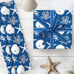 Papier Cadeau Fer de Noël de la côte Sable Dollar Marine Bleu<br><div class="desc">Le beau papier d'emballage de Noël côtier présente un motif d'étoiles de mer, de dollars de sable et de corail de parties scintillant dans un décor bleu marine et blanc. *Si vous souhaitez que ce design soit disponible sur d'autres produits ou si vous avez besoin d'aide, veuillez me contacter par...</div>