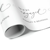 Papier Cadeau Fête de fiançailles rustique We're Engaged (Coin rond)