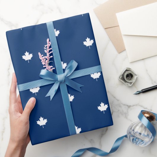 Papier Cadeau Feuille d'érable blanche du Canada sur Motif bleu (Cadeaux)