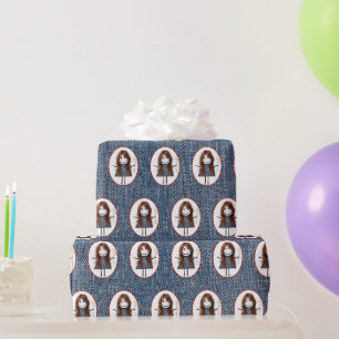 Papier Cadeau Fille en bâtonnets en baskets sur denim bleu
