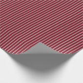 Papier Cadeau Fines rayures blanches sur fond rouge foncé (Coin)
