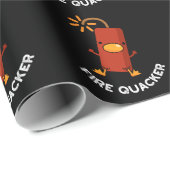 Papier Cadeau Fire Quacker Funny Fireworks Pun Dark BG (Coin rond)
