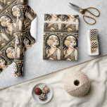 Papier Cadeau Flamme fille des années 1920 grand gatsby fête d'o<br><div class="desc">Une belle blonde Flapper girl porte un faux haut brillant en or et un casque qui semblent scintiller et briller contre l'arrière - plan noir. Elle porte un eyeliner noir épais et un rouge à lèvres foncé qui fait apparaître sa peau de porcelaine rayonnant dans la lumière. Elle est encadrée...</div>