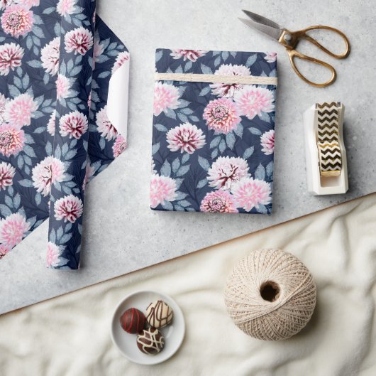 Papier Cadeau Fleurs blanches et roses sur bleu foncé. (Artisanat)
