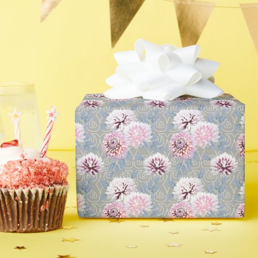 Papier Cadeau Fleurs blanches et roses sur fond gris. (Fête d'anniversaire)