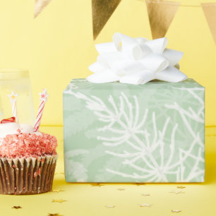 Papier Cadeau Fleurs blanches sur vert clair.