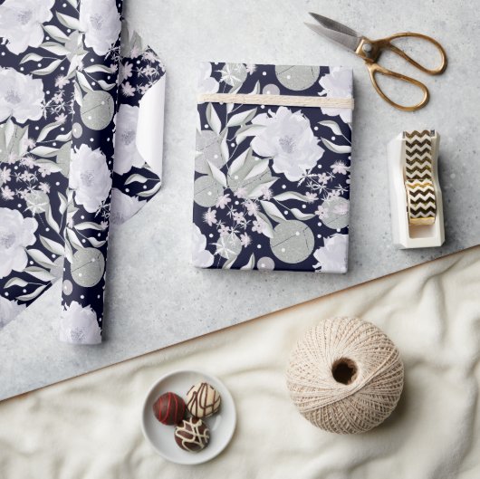 Papier Cadeau Fleurs de pivoines blanches sur bleu foncé. (Artisanat)
