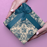 Papier Cadeau Floral vintage Bleu toile de jouy<br><div class="desc">Elégant papier d'emballage monogramme bleu vintage toile de jouy. Belle toile de jouy sans couture motif Bleu sur arrière - plan blanc.Les gravures de toile sont un régal en ce moment, il s'agit d'une toile de jouy vintage élégante et ornée avec motif damassé exotique, un style amusant qui est actuellement...</div>