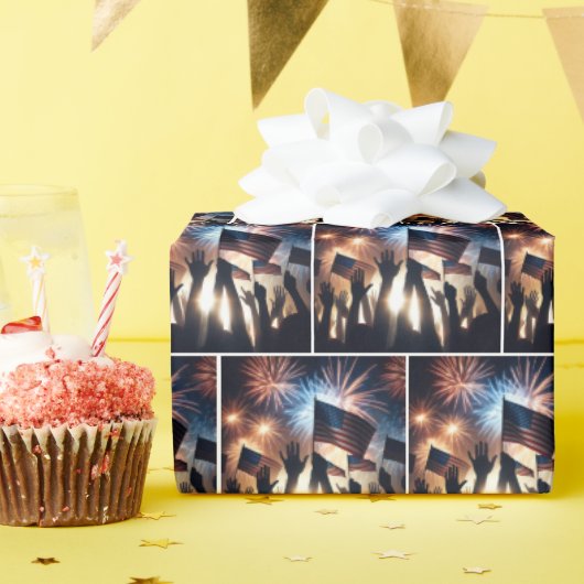 Papier Cadeau Foule avec drapeaux américains et feux d'artifice (Fête d'anniversaire)