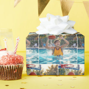 Papier Cadeau Garçon jouant au basket-ball dans une piscine