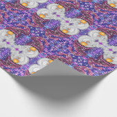 Papier Cadeau Gnome Drôle En Casquette Violet Chante Une Chanson (Coin)