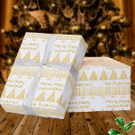 Papier Cadeau Gold On White Merry Happy Chrismukkah Holiday<br><div class="desc">Ajoutez votre nom à ce amusant papier d'emballage de vacances Joyeux Chrismukkah dans un motif festif en or et blanc de Menorahs et arbres de Noël. Simple et classique, cette enveloppe cadeau est parfaite pour les familles mixtes qui fêtent à la fois Hanoukka et Noël. Avec des oeuvres minimalistes épurées...</div>