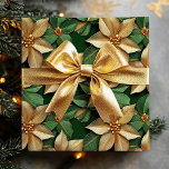 Papier Cadeau Golden Poinsettia Flower sur Green Christmas<br><div class="desc">Fleur de Poinsettia d'or sur feuilles de papier écorce de Noël vert</div>