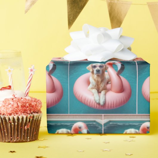 Papier Cadeau Golden Retriever Floating In a Flamingo Pool Toy (Fête d'anniversaire)