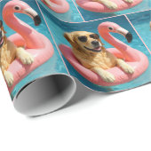 Papier Cadeau Golden Retriever Floating On a Flamingo Pool Toy (Coin rond)
