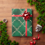 Papier Cadeau Green Christmas Holiday Gold Damask Cadeau<br><div class="desc">Elégant vert émeraude avec faux motif damassé parties scintillant or pour un joli et élégant emballage cadeau de Noël. Beaucoup d'autres papiers complémentaires à mélanger avec ce beau papier.</div>