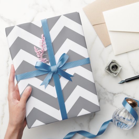 Papier Cadeau Gris & Blanc Chevron Épais Mariage Anniversaire V2 (Cadeaux)