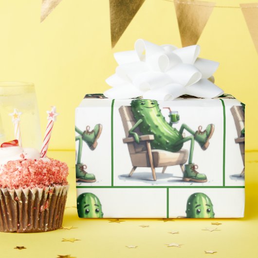 Papier Cadeau Gros Dill Pickle assis dans une chaise (Fête d'anniversaire)