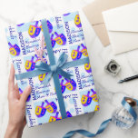 Papier Cadeau Hanoukka Dreidels Motif coloré Personnalisé<br><div class="desc">Ce papier d'emballage coloré Hanoukka Dreidels motif est personnalisé avec votre nom et message court. Facile à customiser, cette enveloppe cadeau Dreidel présente mon oeuvre originale, deux toupies tournantes dans des tons vifs de bleu, violet, rose et jaune pour un plaisir inattendu. Placé sur un arrière - plan blanc avec...</div>