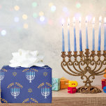 Papier Cadeau Hanoukka Gold Star de David Menorah Blanc Bleu<br><div class="desc">Élevez votre Hanoukka avec notre étoile d'or de David, Menorah bleu et blanc sur papier d'emballage arrière - plan bleu. Ce papier d'emballage est parfait pour ajouter une touche d'élégance et de tradition à vos cadeaux Hanoukka. Faites vos cadeaux vraiment spécial cette année avec ce papier d'emballage exquis. Heureux Hanoukka...</div>