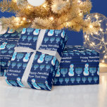 Papier Cadeau Hanoukka Jewish Snowman Menorah Personnaliser ceci<br><div class="desc">Festive personnalisé Happy Hanoukka papier d'emballage. Menorahs Bleues et joyeuses neiges portant des écharpes bleues avec un design Star Of David blanc, leurs petites têtes enneigées surmontées de Kippahs assortis. Présentez vos cadeaux Hanoukka dans le style avec cette enveloppement cadeau à rayures bleues. Consultez les articles assortis tels que sacs...</div>