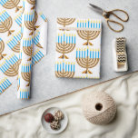 Papier Cadeau Hanoukka Juif Menorah Hebrew Cadeau<br><div class="desc">Célébrez l'Hanoukka avec ce design emblématique de Menorah. Enveloppement de cadeau en style pour votre célébration.</div>