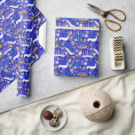 Papier Cadeau Hanoukka maximale<br><div class="desc">Des dreidels colorés, des menorahs et des étoiles sur un riche arrière - plan bleu.</div>