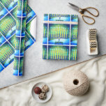 Papier Cadeau Hanoukka moderne tendance bleu vert Menorah Motif<br><div class="desc">Une photo de fond illustrant des menorahs d'art bleu et vert, colorés, lumineux, vous permet d'inaugurer les vacances d'Hanoukka dans le style. Sentez la chaleur et la joie de la saison des Fêtes chaque fois que vous utilisez ce papier d'emballage Hanoukka brillant et coloré. Des cartes de correspondance, des affiches,...</div>