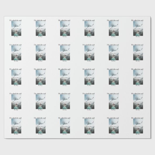 Papier Cadeau He asked she said yes engagement photo name stylis (Plat)