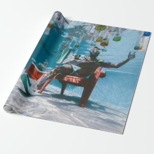 Papier Cadeau Homme assis sur une chaise sous l'eau avec botte f