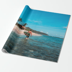 Papier Cadeau Homme tenant le panneau de surf dans le plan d'eau