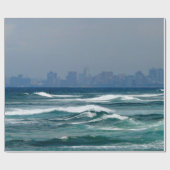 Papier Cadeau Horizon de ville derrière les vagues de l'océan (Plat)