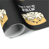 Papier Cadeau Ils Me Voient Rollin Funny Cinnamon Roll Pun Dark  (Coin rond)
