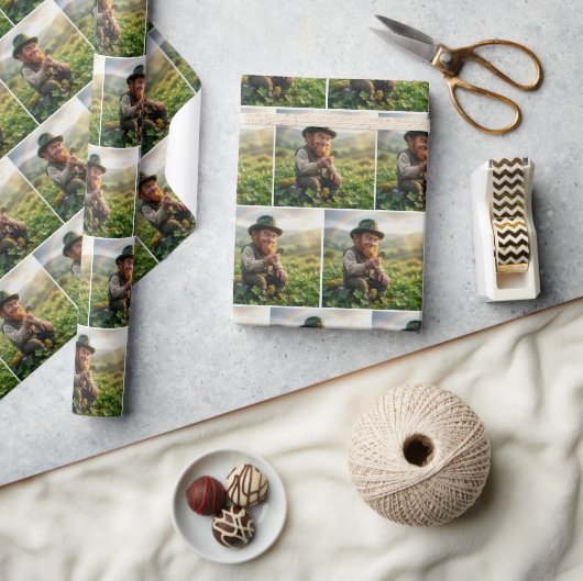 Papier Cadeau Irish Leprechaun Admiring a Gold Coin (Artisanat)