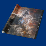 Papier Cadeau James Webb Tarantula Nebula Hi-Res Image 2022<br><div class="desc">Cette belle image haute résolution de la Nébuleuse de Tarantula a été prise par le télescope spatial James Webb de la NASA en septembre 2022. Située dans le Grand Nuage Magellanique (LMC), cette nébuleuse est une zone très lumineuse de naissance d'étoiles. Image prise avec la caméra proche infrarouge JWST (NIRCam)....</div>