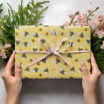 Papier Cadeau Jaune branché Printemps & Été Abeille de miel<br><div class="desc">Apportez la beauté de la nature à la vie grâce à notre motif d'abeilles en vogue, avec des illustrations dessinées à la main par Nathalie Portet. Dans un décor jaune vif, des fleurs de Cosmos de printemps jaunes fleurissent, créant une scène joyeuse et fantaisiste. Parfait pour les anniversaires du printemps...</div>