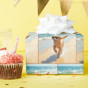 Papier Cadeau Jeune Golden Retriever se promenant sur la plage