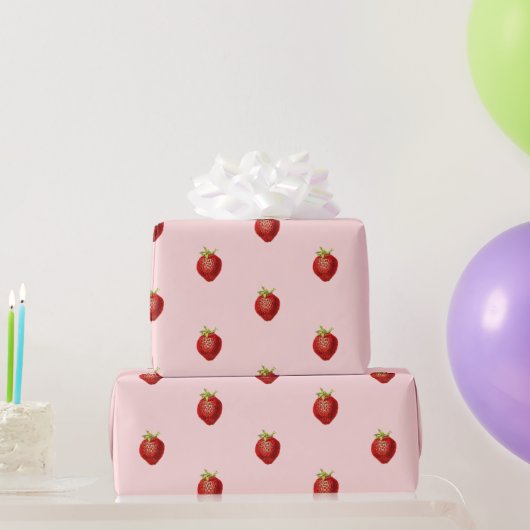 Papier Cadeau Joli motif de fraise sur fond rose pâle (Cadeaux de fête)