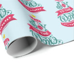 Papier Cadeau Joy to the World Christmas Citation Typographie<br><div class="desc">Papier d'emballage à motifs avec une illustration amusante et fantaisiste. Design typographique en forme d'arbre de Noël avec quelques ornements de noël et une étoile au-dessus. A l'intérieur sont les mots : Joie au monde.</div>