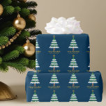 Papier Cadeau Joyeux Chrismukkah Cute Hanoukka Christmas Tree<br><div class="desc">Ce joli papier d'emballage Merry Chrismukkah présente un arbre de Noël vert décoré de dorures dreidel et une étoile juive de David en or au sommet pour Hanoukka de combiner les 2 vacances pour une famille qui célèbre les deux.</div>