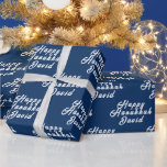 Papier Cadeau Joyeux Hanoukka Nom Bleu Blanc Simple Menorah<br><div class="desc">Personnalisé,  heureux Hanoukka,  menorah,  nom,  moderne,  élégant,  bleu et blanc,  papier d'emballage. Parfait pour elle,  lui.</div>