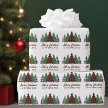 Papier Cadeau Joyeux sapins rouges rustiques Customisés<br><div class="desc">Ce papier d'emballage rustique personnalisé présente des plaids rouges et des arbres de Noël verts au-dessus de votre message Joyeux Noël et Bonne Année. Un look personnalisé et traditionnel qui est actuellement de nouveau dans le style, cette enveloppe cadeau festif est parfait pour une famille qui aime un design classique...</div>