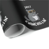Papier Cadeau Juste Chin-Chillin Funny Chinchilla Pun Dark BG (Coin rond)