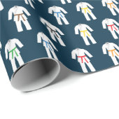 Papier Cadeau Karate Gis Suits et Belts, Arts Martiaux (Coin rond)
