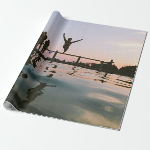 Papier Cadeau L'homme saute dans l'air moyen sur le plan d'eau